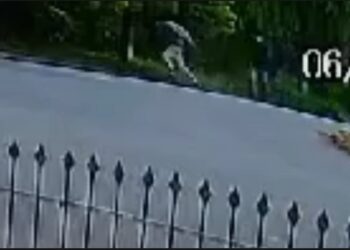 Câmera registrou momento que criminosos fogem após assaltarem creche e aterrorizarem professoras, veja o vídeo