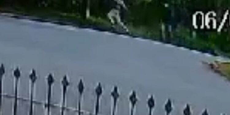 Câmera registrou momento que criminosos fogem após assaltarem creche e aterrorizarem professoras, veja o vídeo