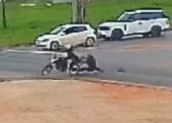 Guarda municipal agarra no braço indivíduo que estava fugindo de moto em Araucária, veja o video