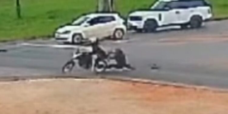 Guarda municipal agarra no braço indivíduo que estava fugindo de moto em Araucária, veja o video