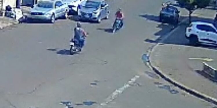 Câmera de segurança registra motos batendo de frente
