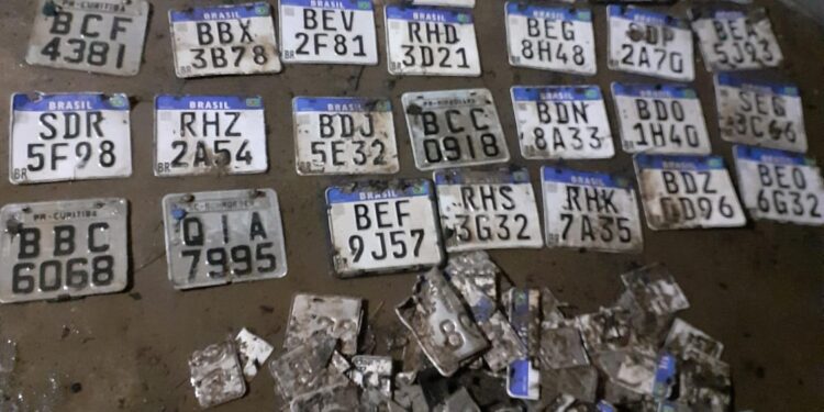 Homem pesca 42 placas de motos na região metropolitana de Curitiba