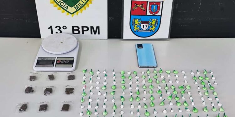PM prende mulher e apreende drogas no Umbará