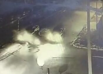 Câmeras de segurança registraram acidente de motorista que fugiu após deixar PM gravemente ferido