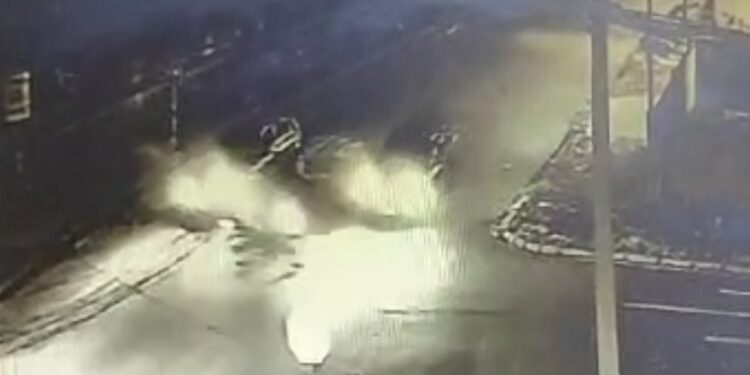 Câmeras de segurança registraram acidente de motorista que fugiu após deixar PM gravemente ferido