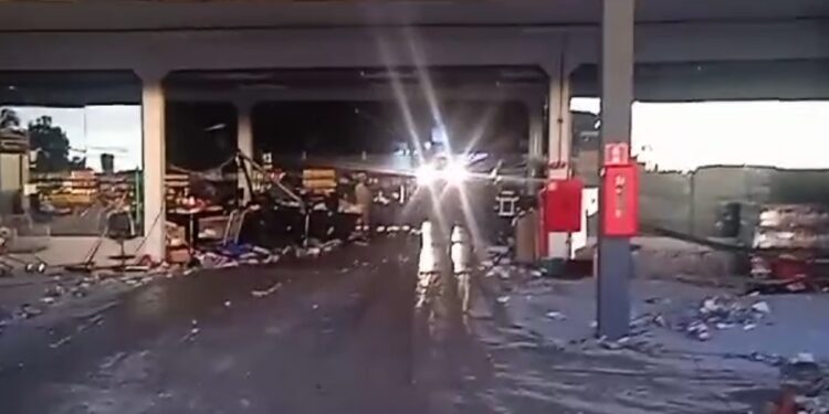 Bombeiros seguem nas buscas após colapso de estruturas em inauguração de supermercado