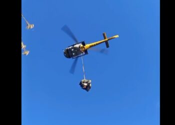 Equipes realizam resgate com helicóptero no Morro Três Irmãos, veja o vídeo