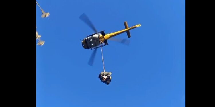 Equipes realizam resgate com helicóptero no Morro Três Irmãos, veja o vídeo