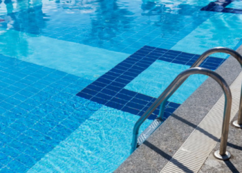 Casal leva surra após ser flagrado em ato sexual em piscina de condomínio