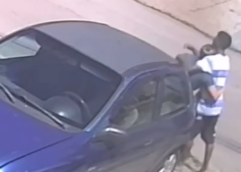 Mulher conta sobre vida difícil, convence ladrões a não roubarem carro e ganha abraço