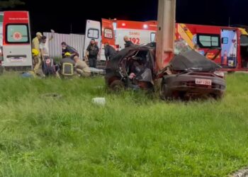 Colisão contra poste deixa três feridos em Araucária