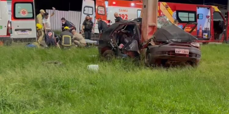 Colisão contra poste deixa três feridos em Araucária