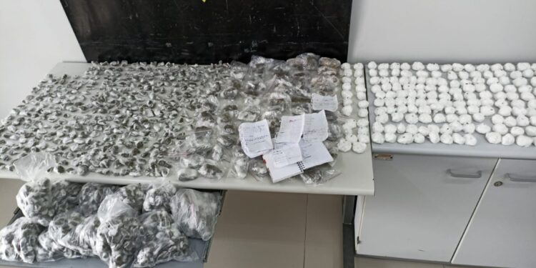 RONE derruba mais uma biqueira no Parolin quando procurava celular furtado e encontra grande quantidade de drogas