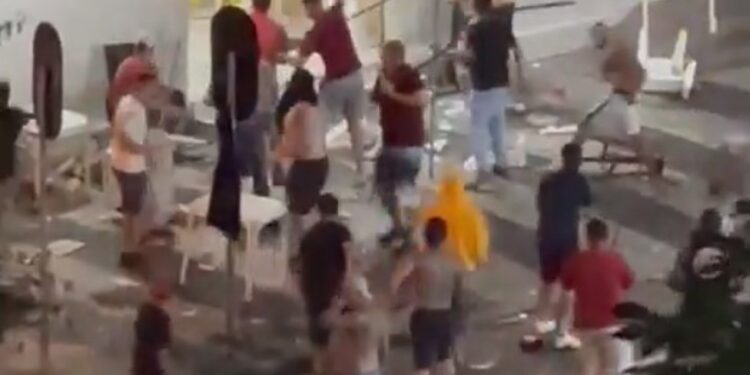 Briga generalizada envolvendo cerca de 100 pessoas mobiliza várias equipes da PM em Curitiba