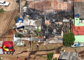 Homem morre em incêndio que destruiu duas residências