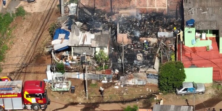 Homem morre em incêndio que destruiu duas residências