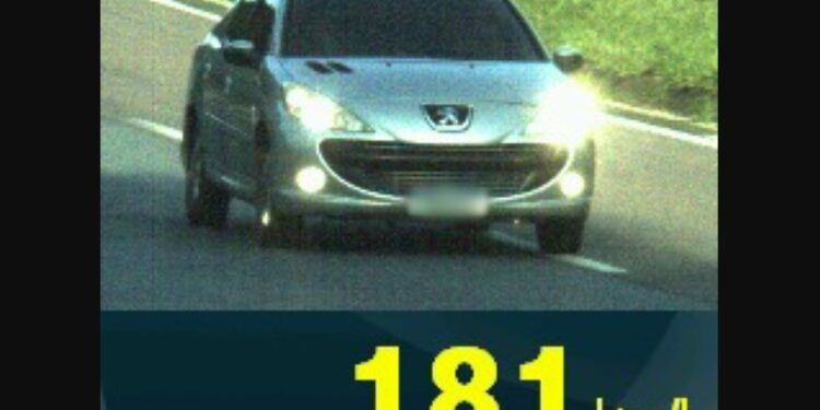 Radar da PRF flagra Peugeot a 181 km/h na região metropolitana de Curitiba