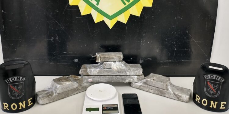 RONE apreende tabletes de maconha e detém indivíduo no Sítio Cercado