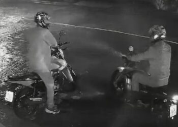 Debaixo de chuva forte, criminosos levam moto em 10 segundos em Curitiba, veja o vídeo