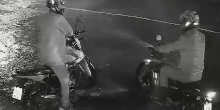 Debaixo de chuva forte, criminosos levam moto em 10 segundos em Curitiba, veja o vídeo