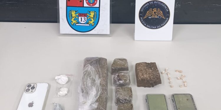 Polícia militar detém mulher e apreende drogas no Novo Mundo