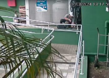 Câmera registra criminoso levando bicicleta no bairro Seminário em Curitiba, veja o vídeo