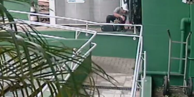 Câmera registra criminoso levando bicicleta no bairro Seminário em Curitiba, veja o vídeo