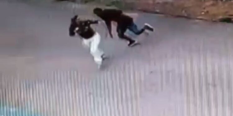 Mulher é atacada por tarado no bairro Sítio Cercado em Curitiba, veja o vídeo