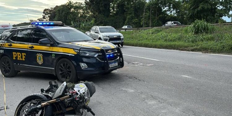 Motociclista perde a vida ao colidir na traseira de caminhão na BR-277