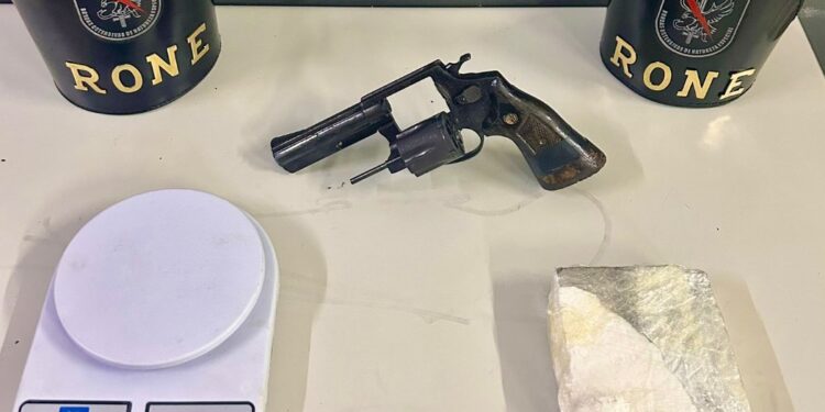 Criminoso se desespera ao ver a RONE, joga arma, mas acaba preso