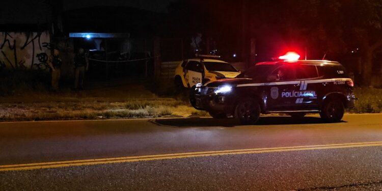 Divisão de Homicídios detém dupla suspeita de matar homem na CIC; vítima pode ter morrido por engano