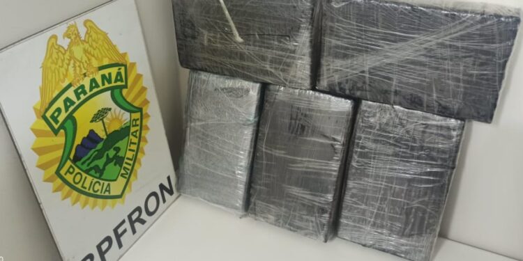Polícia Militar do Paraná apreende tabletes de cocaína em ônibus de viagem na BR-277