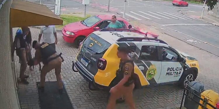 Policiais militares salvam bebê engasgado em Curitiba, veja o vídeo