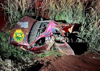 Carro fica destruído em colisão contra barranco e motorista sobrevive