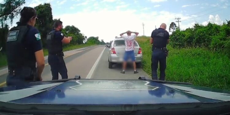 Guarda Municipal de Araucária apreende caixas de vinho após receber informações da RONE, veja o vídeo da abordagem