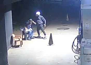 Ladrão covarde esculacha trabalhador que cuidava de posto de combustíveis, veja o vídeo