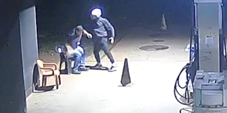 Ladrão covarde esculacha trabalhador que cuidava de posto de combustíveis, veja o vídeo