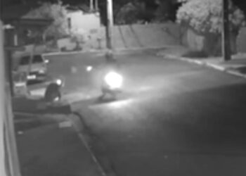 Câmera de segurança registra atentado contra rapaz, veja o vídeo