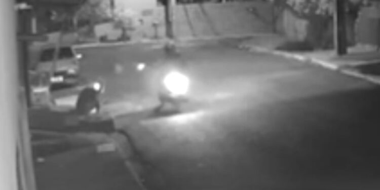 Câmera de segurança registra atentado contra rapaz, veja o vídeo