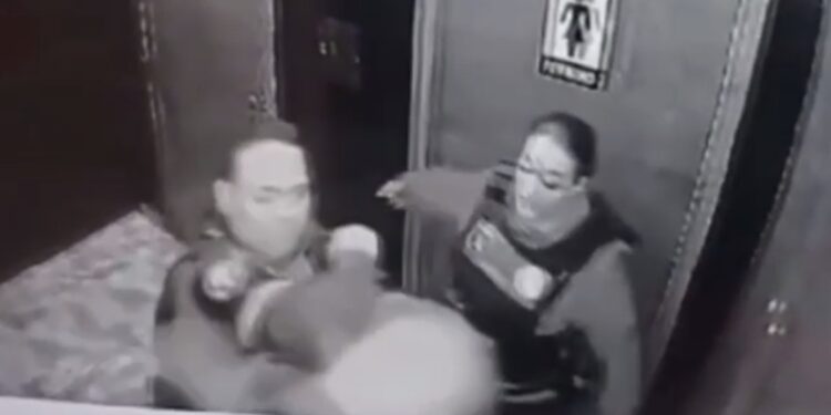 Homem que atirou e matou casal de segurança é preso; veja o vídeo quando ele é agredido e o relato do autor do crime