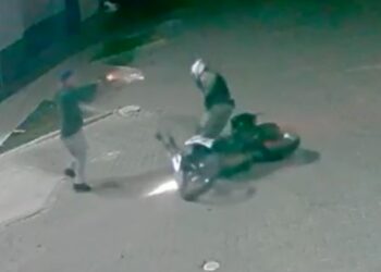 Câmera de segurança registra policial levando dois tiros no peito em tentativa de abordagem, veja o vídeo