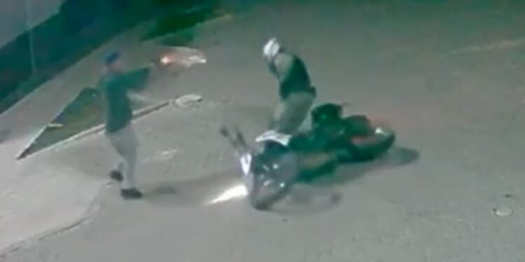 Câmera de segurança registra policial levando dois tiros no peito em tentativa de abordagem, veja o vídeo