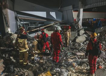 Vítimas fatais de desabamento em mercado tinham 18 e 36 anos e bombeiros encerram os trabalhos