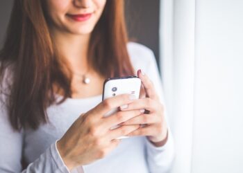 Mulher leva surra do marido após perder dinheiro em jogo de aposta online