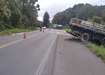 Motorista de carro perde a vida em colisão frontal com caminhão na Estrada da Ribeira