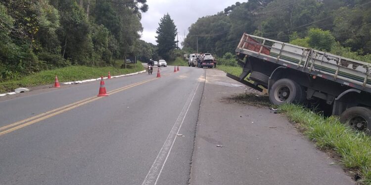 Motorista de carro perde a vida em colisão frontal com caminhão na Estrada da Ribeira