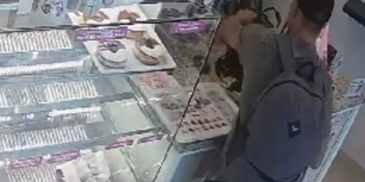 Ladrão de celular age rápido e leva aparelho no centro de Curitiba, veja o vídeo