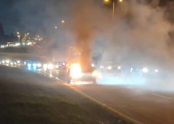 Em ato de bravura, PMs salvam mulher e três crianças de carro em chamas em Curitiba