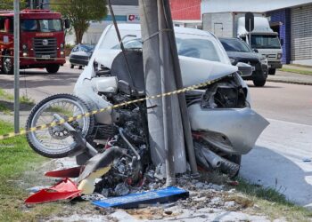 Moto é esmagada em poste ao ser atingida por carro no Capão Raso
