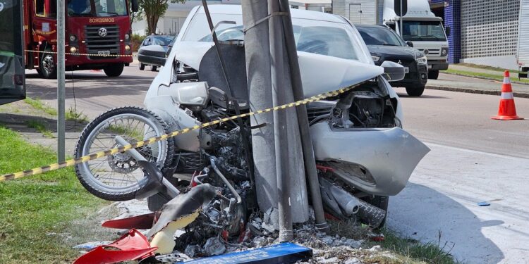 Moto é esmagada em poste ao ser atingida por carro no Capão Raso